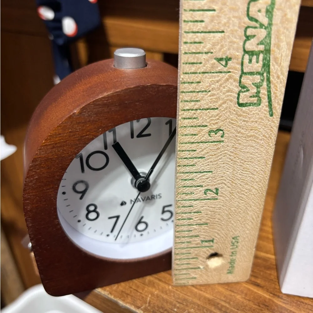 Navaris Analogue Wooden Alarm Clock Battery op Non Ticking 4”H